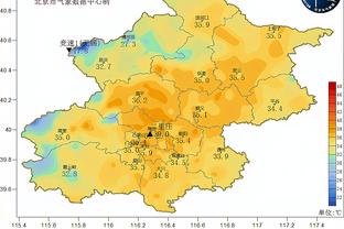 ?泰斯起跳防守被伍德顶到敏感部位 痛得跪在了地上